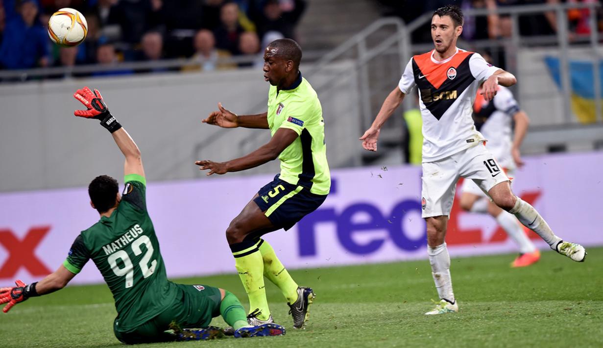 Pemain Shakhtar Donetsk, Facundo Ferreyra, berusaha menaklukkan kiper Braga, Matheus, pada laga leg kedua perempat final Liga Europa, di Stadion Arena Lviv, Lviv, Ukraina, Jumat (15/4/2016) dini hari WIB. (AFP/Sergei Supinsky)