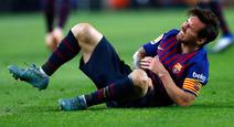 Megabintang Barcelona, Lionel Messi mengerang sambil memegangi sikut kanannya setelah mendarat tak sempurna saat terjatuh dalam lanjutan Liga Spanyol di Stadion Camp Nou, Minggu (21/10). Messi cedera saat Barca mengalahkan Sevilla. (AP/Manu Fernandez)
