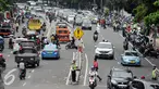 Polisi mengatur lalu lintas di Jalan Medan Merdeka Timur usai ribuan massa ormas melakukan unjuk rasa di Bareskrim Polri, Gedung KKP Jakarta, Jumat (14/10). Dalam aksinya, massa meminta Basuki Tjahaja Purnama ditahan. (Liputan6.com/Helmi Fithriansyah)