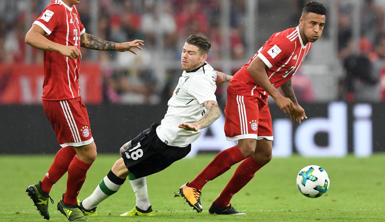 Bek Liverpool, Alberto Moreno, dijatuhkan gelandang Bayern Munchen, Corentin Tolisso, pada laga Audi Cup di Stadion Allianz Arena, Munchen, Selasa (1/8/2017). Munchen kalah 0-3 dari Liverpool. (AFP/Christof Stache)