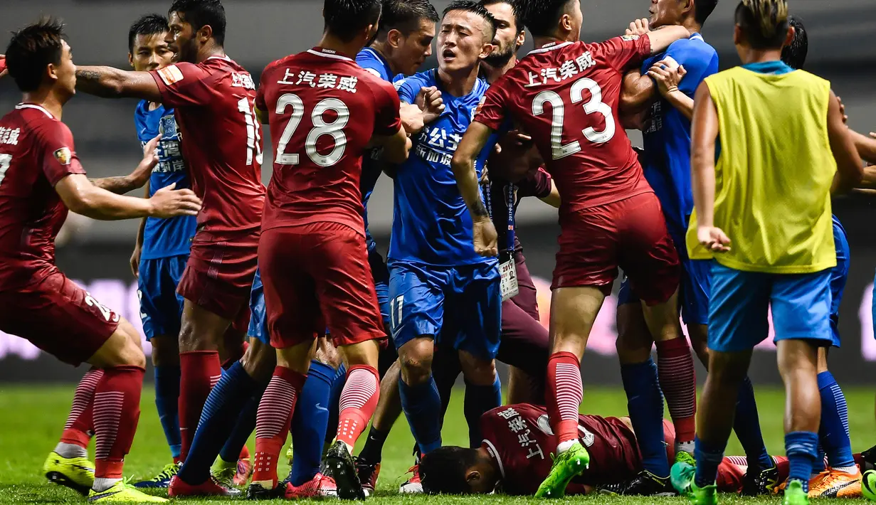 Gelandang Shanghai SIPG, Oscar tergeletak di lapangan saat dikerumuni pemain Guangzhou R&F pada pertandingan Liga Super China di Guangzhou, Guangdong, China selatan, (18/6). Pertandingan ini berakhir dengan skor 1-1. (AFP Photo/Str/China Out)