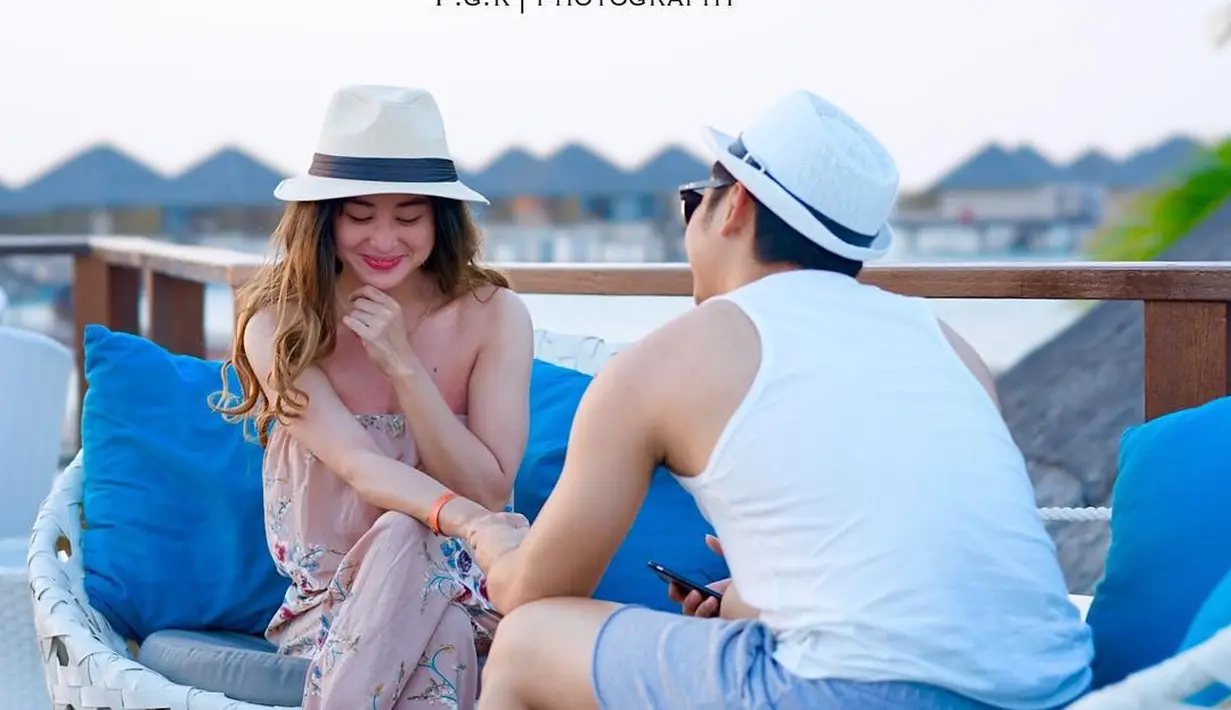 Dan masih banyak lagi komentar dari beberapa foto mesra yang diunggah baik dalam akun Angga maupun Depe. Bahkan, ada juga warganet yang masih mempertanyakan hubungan keduanya. (Instagram/f.g.k_photography)