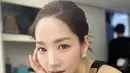 Park Min Young pun tampil anggun dengan gaya rambut bundsnya, dengan bagian depan rambut yang begitu rapi. @Rachel_mypark