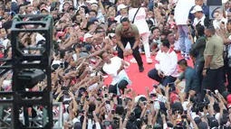 Capres 01 Joko Widodo berselfie dengan pendukungnya saat kampanye akbar bertajuk 'Konser Putih Bersatu' di Stadion Gelora Bung Karno, Jakarta, Sabtu (13/4). Dalam kampanyenya Jokowi mengajak  untuk mencoblos pasangan 01 Jokowi-Ma'ruf Amin saat Pemilu 2019. (Liputan6.com/Angga Yuniar)