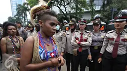 Mahasiswa wanita Papua menyerahkan diri saat berunjuk rasa di kawasan Bunderan HI, Jakarta, Selasa (1/12). Massa menyerahkan diri sebagai bentuk solidaritas usai puluhan lainnya diamankan petugas pascabentrok. (Liputan6.com/Immanuel Antonius)