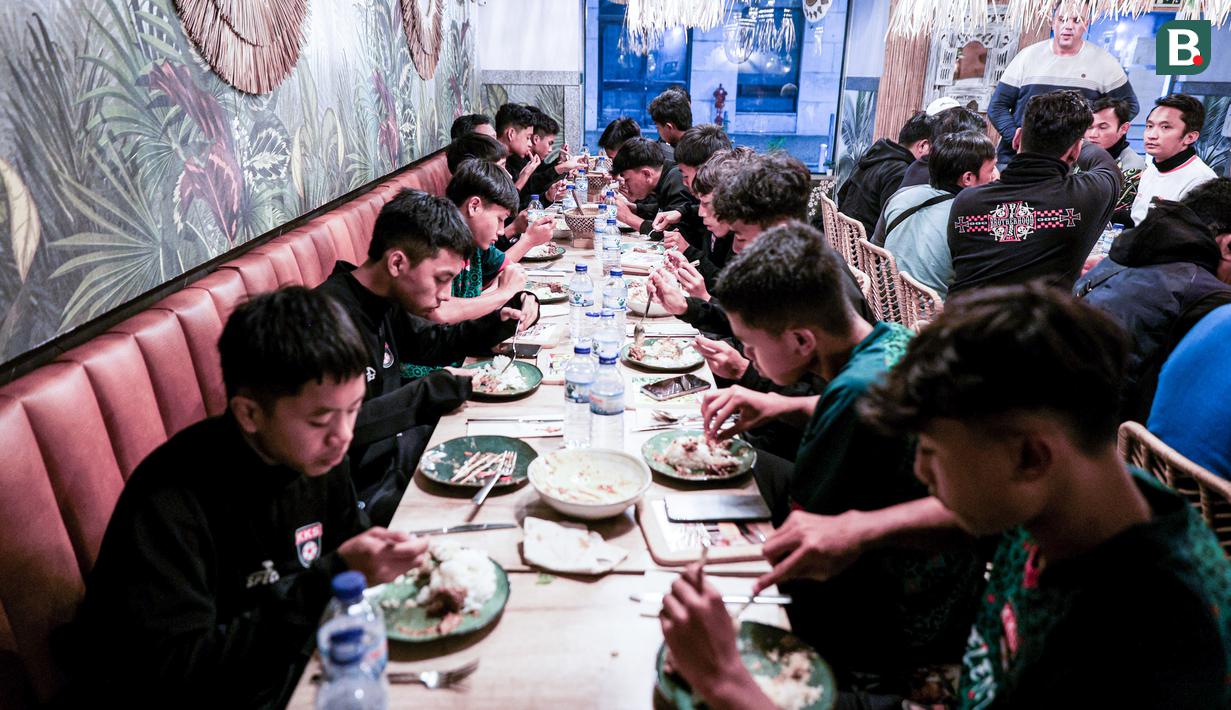 Makan malam tersebut serasa menjadi pelepas rindu bagi para pemain KKS sebelum bertolak pulang menuju Indonesia. Mereka akan kembali ke Tanah Air pada besok siangnya. (Bola.com/Bagaskara Lazuardi)
