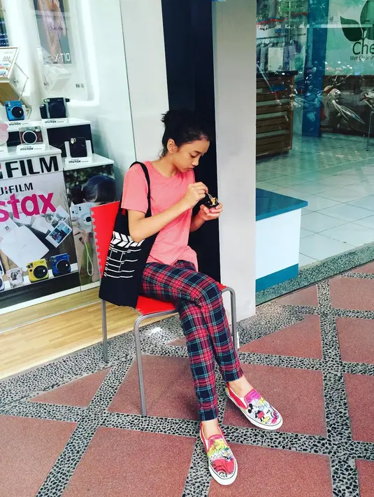 Seperti kebanyakan anak sepantarannya, Aisha pun juga sudah mulai memerhatikan penampilannya. Coba lihat, gayanya kekinian banget kan dengan celana panjang kotak-kotak dan kaus pinknya. (Instagram/duta507)