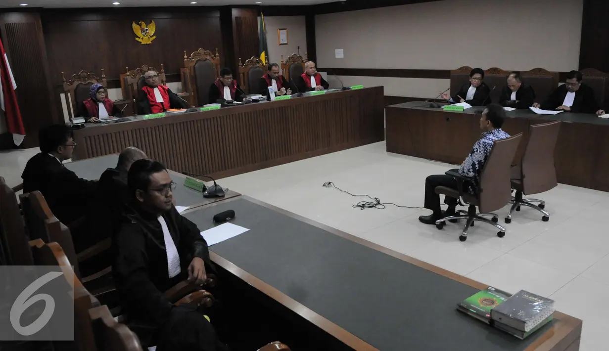 Edy Nasution saat menjalani sidang di Pengadilan Tipikor, Jakarta (8/12). ). Edy terbukti menerima suap dari beberapa perkara dan telah sah menerima uang sebesar Rp 1 miliar dalam bentuk dolar Singapura.  (Liputan6.com/Helmi Affandi)
