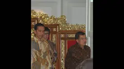 Presiden Jokowi dan Wapres Jusuf Kalla mengenakan batik lengan panjang berwarna cokelat, Jakarta, Senin (3/11/2014). (Liputan6.com/Herman Zakharia) 