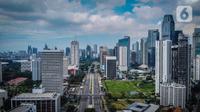 Foto udara suasana gedung bertingkat di kawasan Sudirman, Jakarta, Rabu (8/4/2020). Jakarta sempat menjadi kota paling berpolusi di dunia pada 29 September 2019 lalu, namun Rabu (8/4) siang ini, kualitas udara kota Jakarta membaik.  (Liputan6.com/Faizal Fanani)