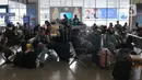 Suasana ruang tunggu keberangkatan di terminal Pulogebang, Jakarta. (merdeka.com/Imam Buhori)