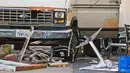 Meja dan kursi yang rusak setelah mobil van menabrak kerumunan orang di depan sebuah restoran di Los Angeles, Minggu (30/7).  Kepolisian setempat menyatakan, insiden itu tampaknya murni kecelakaan, bukan disengaja. (AP Photo/Damian Dovarganes)