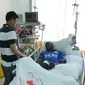 Bek Shanghai Shinhua, Sun Xiang, menyambangi Demba Ba di rumah sakit (shanghaidaily.com)