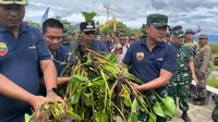 Pangdam I/Bukit Barisan Mayjen TNI Rio Firdianto, bersama para bupati memimpin pembersihan eceng gondok di Danau Toba, Kamis (24/4/2025).