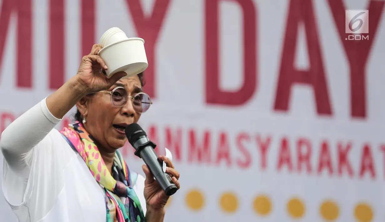 Menteri KKP Susi Pudjiastuti membawa mangkuk kertas dan sendok plastik saat memberikan sambutan acara Family Day AGP di Pasar Akhir Pekan SCBD, Jakarta, Minggu (25/11). Susi mengajak masyarakat untuk perang melawan plastik. (Liputan6.com/Fery Pradolo)