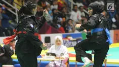 Pesilat Indonesia Pipiet Kamelia saat bertanding melawan A Janejira dari Thailand pada semifinal kelas D 60kg-65kg putri Asian Games 2018 di Padepokan Pencak Silat, TMII, Jakarta, Minggu (26/8). Pipet menang dan melaju ke final. (Merdeka.com/Arie Basuki)