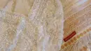 Kebaya lansiran Myrna Myura itu dihiasi detail payet dan mutiara yang cantik.  [IG/fcgweddings/myrnamyura]