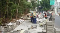Pekerja mengerjakan proyek revitalisasi trotoar di kawasan Kemang, Jakarta, Kamis (31/10/2019). Revitalisasi trotoar Kemang yang ditargetkan rampung pada November 2019 ini untuk memaksimalkan kenyamanan pejalan kaki dan mendongkrak aktivitas ekonomi di kawasan tersebut. (Liputan6.com/Angga Yuniar)