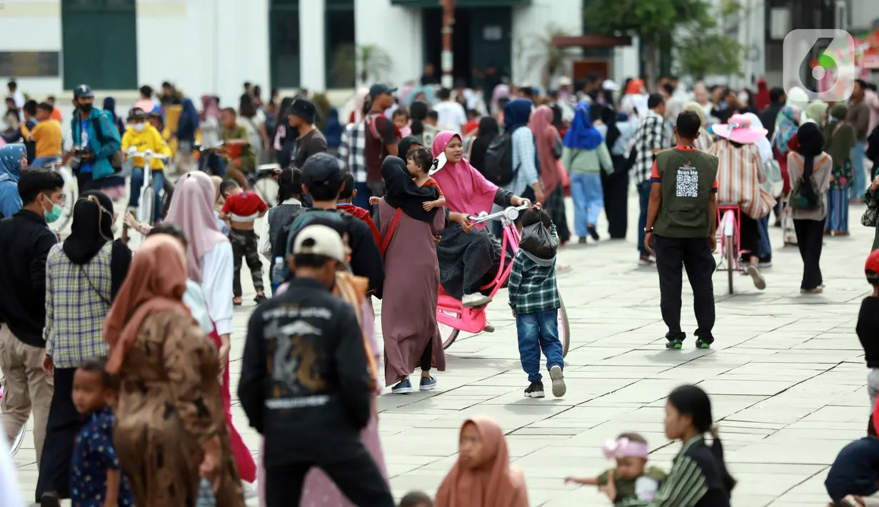 Warga memanfaatkan libur Tahun Baru dengan berkunjung ke Kota Tua, Jakarta, Senin (2/1/2023). Kota Tua menjadi salah satu tempat favorit warga untuk dikunjungi saat liburan pada awal tahun 2023. (Liputan6.com/Johan Tallo)