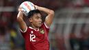 <p>Pemain Timnas Indonesia, Pratama Arhan, melakukan lemparan ke dalam pada laga FIFA Matchday melawan Argentina yang berlangsung di Stadion Utama Gelora Bung Karno (SUGBK), Senayan, Jakarta, Senin (19/06/2023). (Bola.com/Bagaskara Lazuardi)</p>