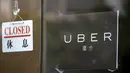 Kantor Uber Inc ditutup usai polisi Hong Kong melakukan razia, Selasa (11/8/2015). Dalam razia ini polisi mengamankan 5 orang yang tertangkap basah memberikan jasa pelayanan sebagai sopir taxi dengan kendaraan ilegal. (REUTERS/Apple Daily)