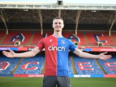 Bursa transfer pemain musim dingin 2023/2024 yang telah berlangsung sejak 1 Jnauari 2024 lalu telah resmi ditutup pada 1 Februari lalu. Pada pekan terakhir dalam rentang empat hari, 29 Januari hingga 1 Februrai 2024 telah terjadi beberapa kesepakatan transfer yang melibatkan klub-klub Benua Amerika dan Eropa. Berikut ini daftar 5 transfer termahal yang terjadi pada pekan terakhir bursa transfer pemain musim dingin 2023/2024. (cpfc.co.uk)