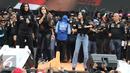 Penampilan sejumlah musisi yang menghibur penonton dalam Kampanye Akbar Satukan Jakarta di kawasan Kuningan, Jakarta, Sabtu (11/2). Sederet artis ikut memeriahkan kampanye akbar dari pasangan Agus - Sylviana tersebut. (Liputan6.com/Herman Zakharia)
