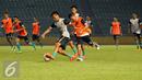 Sejumlah pemain PS TNI melakukan latihan uji lapangan di Stadion GBK Jakarta, Kamis (9/6/2016). PS TNI akan melakoni laga melawan Persija dalam lanjutan Torabika Soccer Championship presented by IM3 Ooredoo, Jumat (10/6). (Liputan6.com/Helmi Fithriansyah)