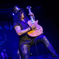 Menurut situs ‘a a music insider’ mengatakan kepada mereka bahwa gitaris Slash dan vokalis Axl Rose telah secara lisan setuju untuk melakukan hal bersama-sama lagi dan mereformasi band asli mereka. (Bintang/EPA)