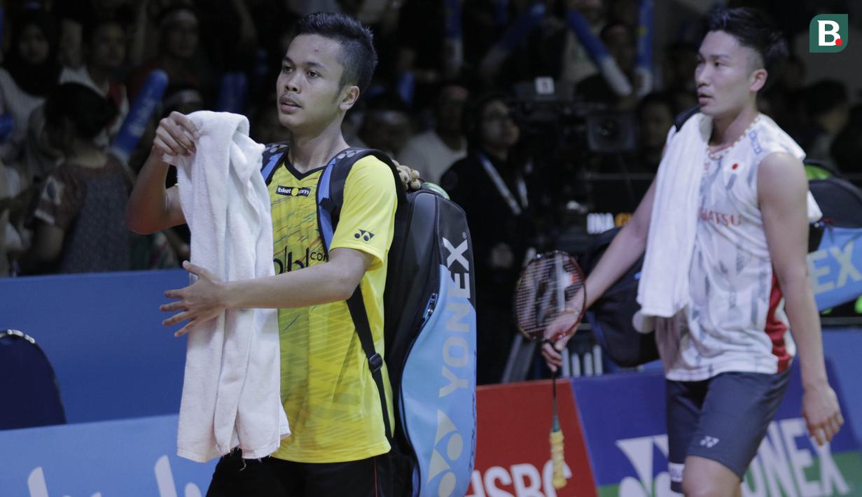Tunggal putra Indonesia, Anthony Sinisuka Ginting, usai melawan wakil Jepang, Kento Momota, pada Indonesia Open di Istora Senayan, Kamis, (5/7/2018). Anthony Ginting takluk 14-21, 15-21. (Bola.com/M Iqbal Ichsan)