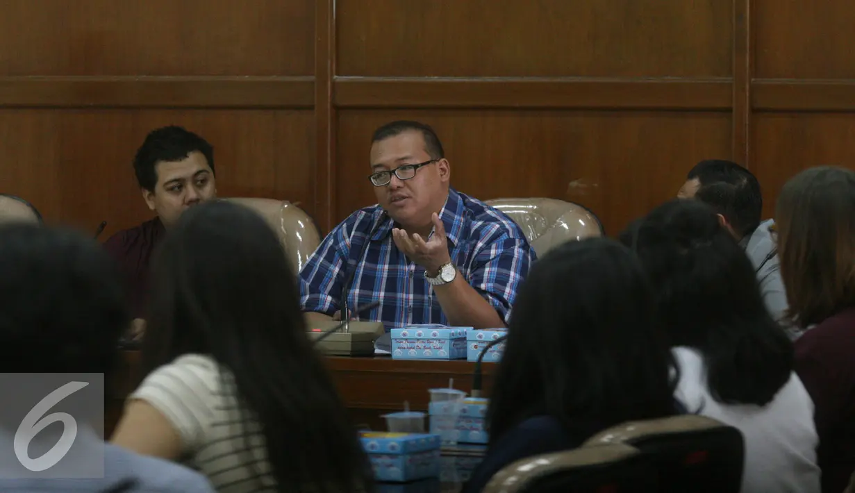 Ketua DPRD DIY,Yoeke Indra Agung Laksana memberikan pemaparan kepada sejumlah mahasiswa dari Sydney Australia saat diskusi di gedung DPRD DIY, Selasa, (19/7). (Liputan6.com/Boy harjanto)