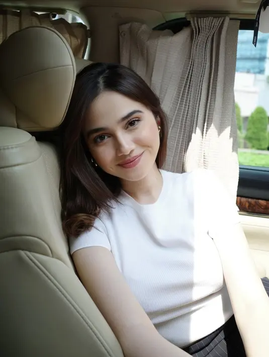 Di sini Syifa Hadju memamerkan pesona cantiknya yang luar biasa dengan riasan wajah minimalis yang flawless. Ia mengenakan kaus putih polos lengan pendek. [Foto: Instagram/syifahadju]