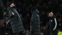 Pelatih Liverpool, Jurgen Klopp (kiri), meluapkan kebahagiannya setelah timnya memenangkan pertandingan putaran ketiga FA Cup 2023/2024 melawan Arsenal yang berlangsung di Emirates Stadium, Minggu (7/1/2024) malam WIB. (AFP/Ben Stansall)