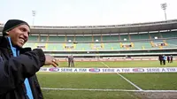 Inter Milan&#039;s French midfielder Oliver Dacourt arrives with his team-mates at Bentegodi stadium in Verona before their Serie A football match Chievo Verona vs. Inter Milan. / PACO SERINELLI 