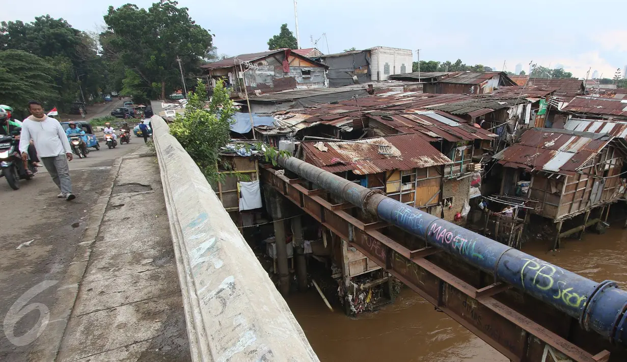 Warga beraktivitas di dekat bantaran Sungai Ciliwung, Manggarai, Jakarta, Senin (31/10). Saat ini terdapat 13,5 juta penduduk Indonesia yang hidup miskin di lingkungan kumuh dengan kualitas hidup di bawah standar. (Liputan6.com/Immanuel Antonius) 