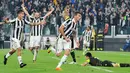 Striker Juventus, Mario Mandzukic, merayakan gol yang dicetaknya ke gawang Sporting Lisbon pada laga Liga Champions di Stadion Allianz, Turin, Rabu (18/10/2017). Juventus menang 2-1 atas Sporting. (AP/Alessandro Di Marco)