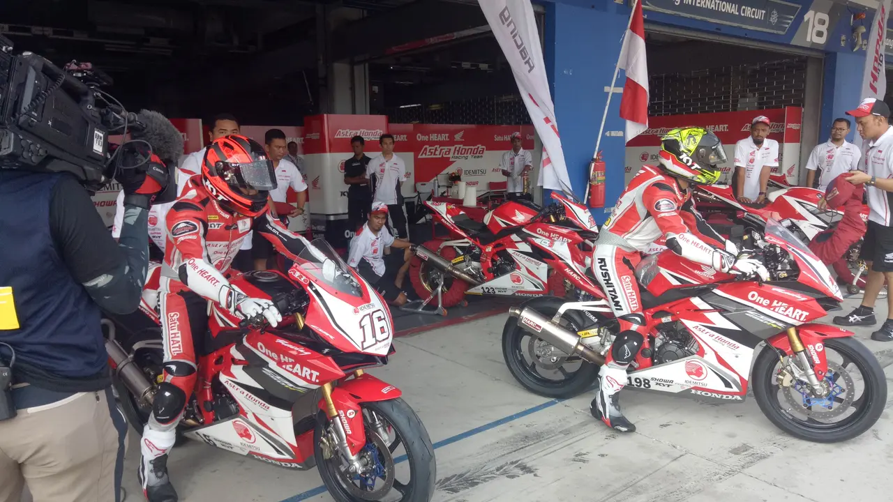 Pembalap Astra Honda Racing Team (AHRT), Mario Suryo Aji (kiri) (Liputan6.com / Jonathan Pandapotan)