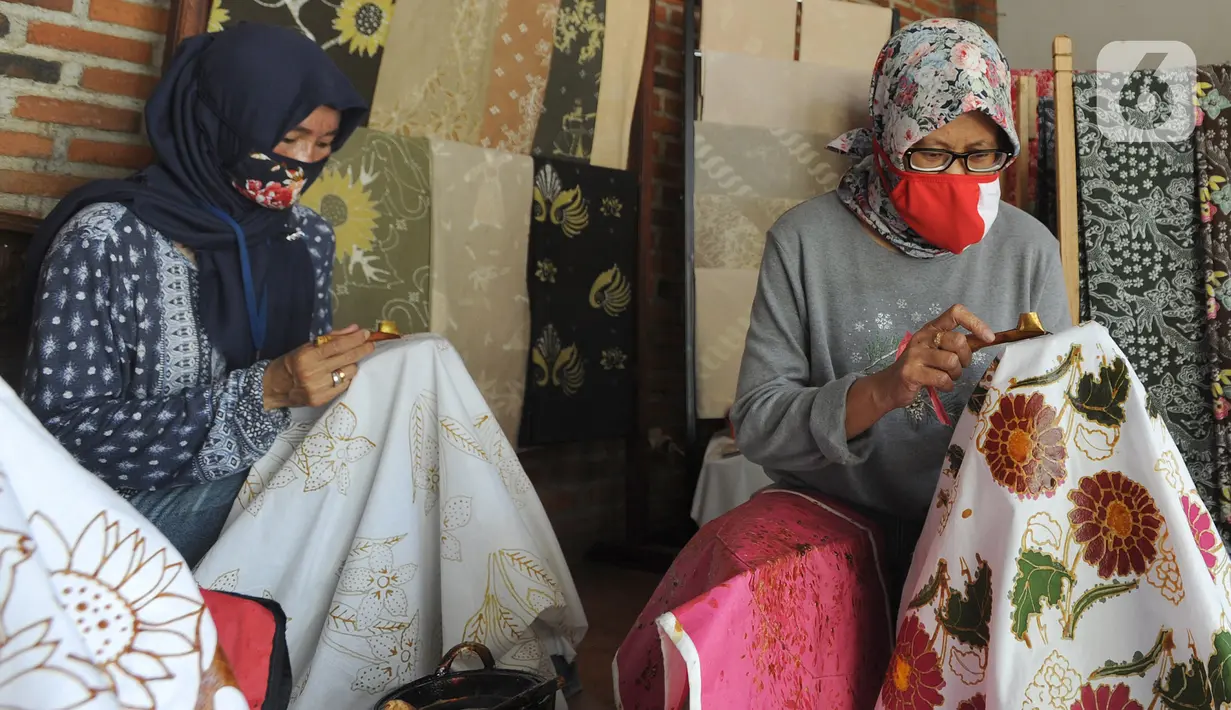 Warga menyelesaikan pembuatan batik tulis di Batik Bumiku di Kampung Batik Cibuluh, Kota Bogor, Senin (21/09/2020). Menyiasati dampak ekonomi akibat pandemi COVID-19, mereka membuat masker batik buatan tangan. (merdeka.com/Arie Basuki)