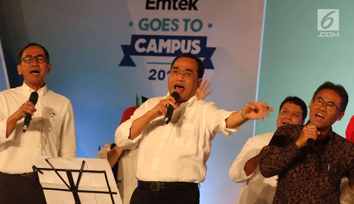 Menhub Budi Karya Sumadi (tengah) saat bernyanyi bersama para dosen pengajar selama Emtek Goes to Campus (EGTC) 2017 di Universitas Gadjah Mada, Yogyakarta, Selasa (31/10). Menhub membawakan Satu Lagu di acara tersebut. (Liputan6.com/Helmi Afandi)