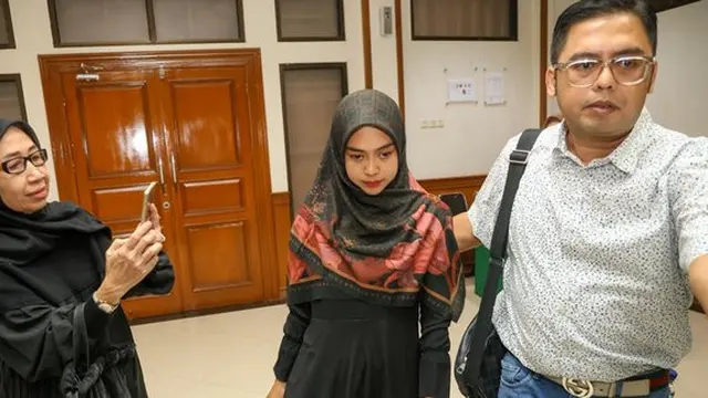8 Potret Ria Ricis dan Teuku Ryan Hadiri Mediasi Sidang Perceraian, Sempat Cium Tangan