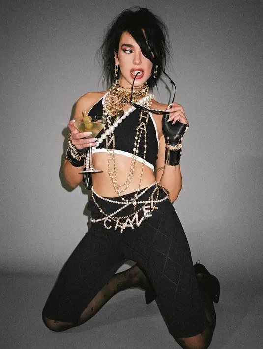 Co-host Met Gala 2023, Dua Lipa tampil head-to-toe chanel. Ia memadukan  bra top dan biker shorts, serta beberapa kalung vintage mutiara. [Foto: IG/dualipa].