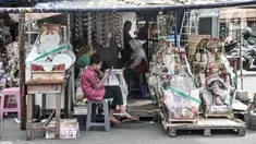 Pedagang parsel menunggu pembeli di kawasan Cikini, Jakarta, Selasa (29/12/2020). Menurut salah satu pedagang, Dede (48), pandemi COVID-19 mengakibatkan penjualan parsel selama Natal dan jelang Tahun Baru merosot drastis dibandingkan tahun lalu. (merdeka.com/Iqbal S. Nugroho)
