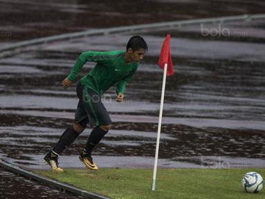Gelandang Timnas Indonesia, Septian David Maulana, bersiap melakukan korner saat latihan di Stadion UKM, Selangor, Sabtu (19/8/2017). Latihan ini merupakan persiapan jelang laga SEA Games melawan Timor Leste. (Bola.com/Vitalis Yogi Trisna)