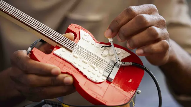 Cara Baru Mendengarkan Musik Rock n Roll dengan Koleksi Gitar Lego