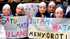 Siswa anti korupsi melakukan aksi teatrikal di depan Gedung KPK, Jakarta, Rabu (9/8). Mereka menuntut Presiden Jokowi segera membentuk Tim Gabungan Pencari Fakta untuk mengusut tuntas kasus yang menimpa Novel Baswedan. (Liputan6.com/Helmi Fithriansyah)