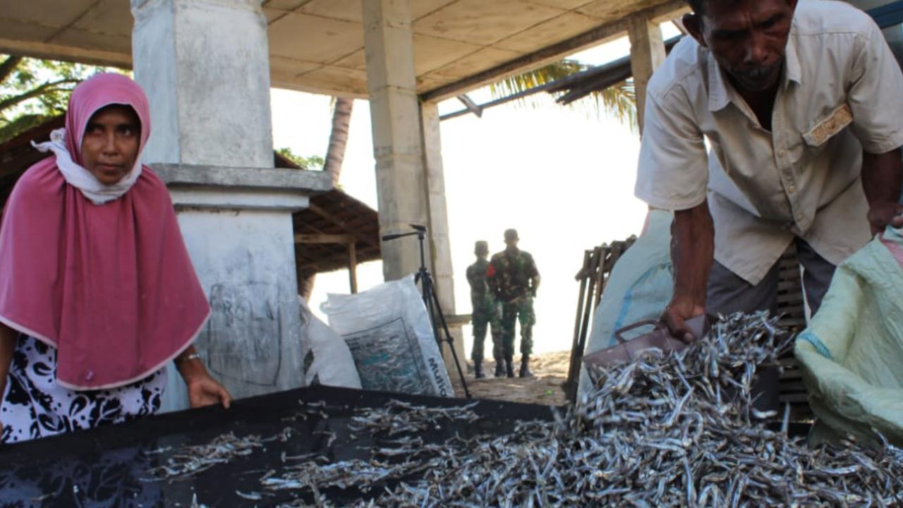 Ayah dan ibu Khusnul Khatam, pemuda Abdya yang lulus tes prajurit (Liputan6.com/Ist)