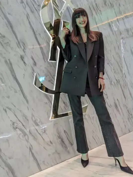 <p>Raline Shah tampil mengenakan blazer hitam oversize dipadukan celana denim. Ia pun melengkapi penampilan dengan platform heels hitam. @ralineshah</p>