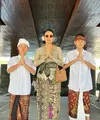 Kedua anak laki-lakinya memilih mengenakan kemeja putih lengan pendek dipadukan kain Bali yang serasi dengan ikat kepalanya. [@marcella.zalianty]