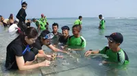 Korps Marinir khususnya Menbanpur – 2 Mar menanam terumbu karang di Pulau Pari Kepualaun Seribu bersama masyarakat. (Liputan6.com/Korps Marinir)