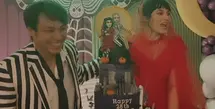 Sang tuan rumah, Chelsea Islan dan sang suami mengenakan busana dari Beetlejuice. Chelsea mengenakan gaun organza bak pengantin lengkap dengan veil warna merah, ia terlihat seperti Lydia Deetz. @adelleodelia.